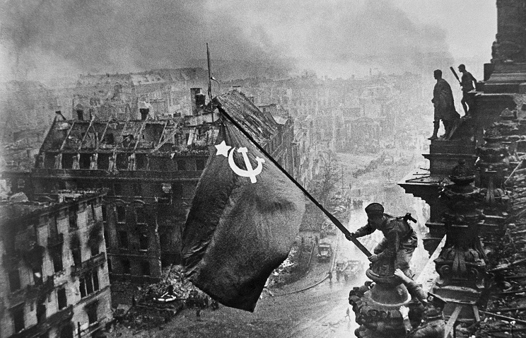Знамя Победы над Берлином, 1945 г.© Фотохроника ТАСС/Евгений Халдей