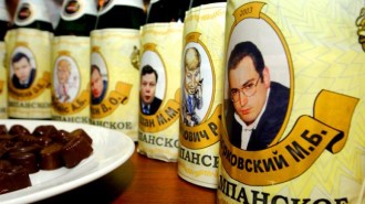 Шампанское на выставке шоколадных бюстов российских олигархов «Сладенькие наши» (Фото: Савинцев Федор/ТАСС)
